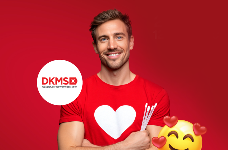 przystojny młody mężczyzna z błękitnymi oczami i śmiechem w krótkich włosach. Ubrany w czerwony tshirt z białym sercem na klatce. Na obrazie znajduje się również logo DKMS i emotka z serduszkami. Obraz na czerwonym tle.