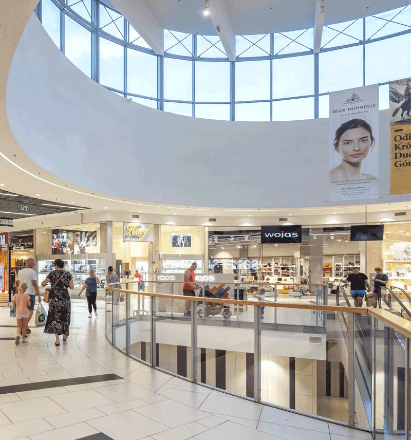 Zdjęcie wewnątrz centrum handlowego galeria sudecka - najem i współpraca.