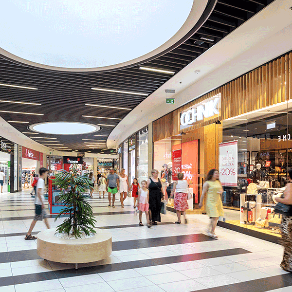 Zdjęcie wnętrza galerii sudeckiej, na którym widać różne sklepy m.in salon OCHNIK