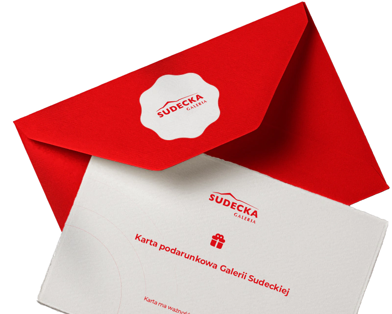 wizualizacja białej karty podarunkowej wyjętej z czerwonej koperty ze stemplem i logotypem galerii sudeckiej