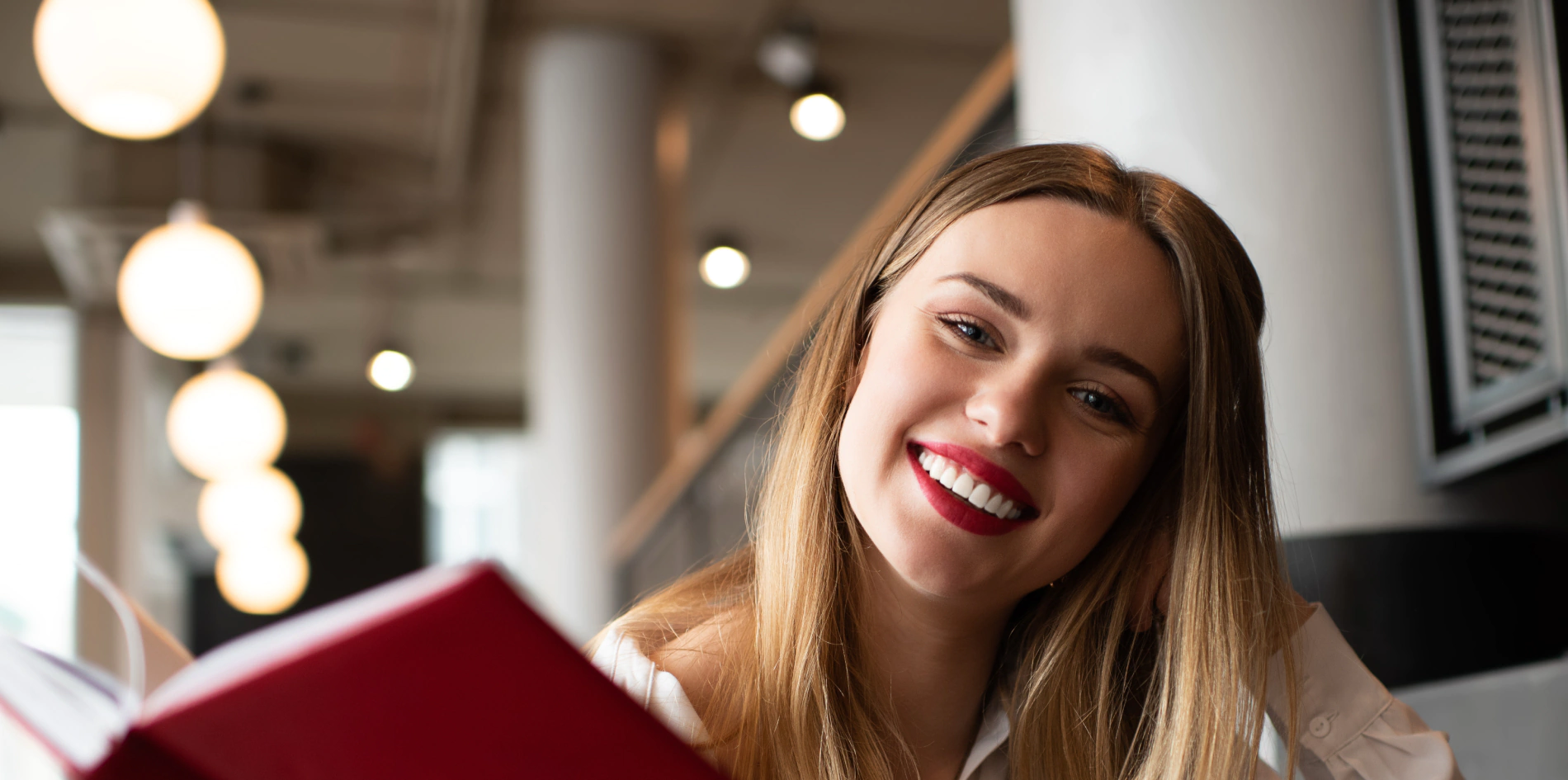 mloda dziewczyna z ksiązką w ręku