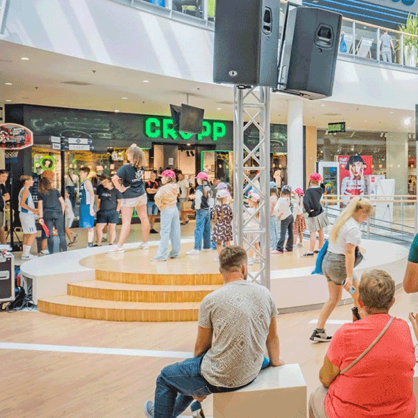 Wnętrze galerii sudeckiej podczas wydarzenia z dużą ilością odwiedzających