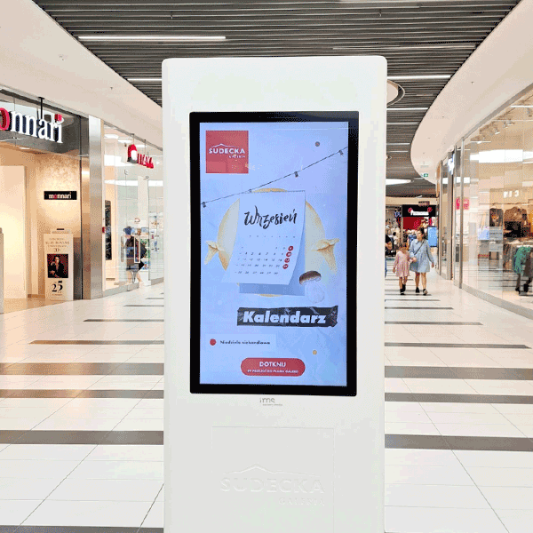 Wnętrze galerii sudeckiej z widocznym ekranem dotykowym.