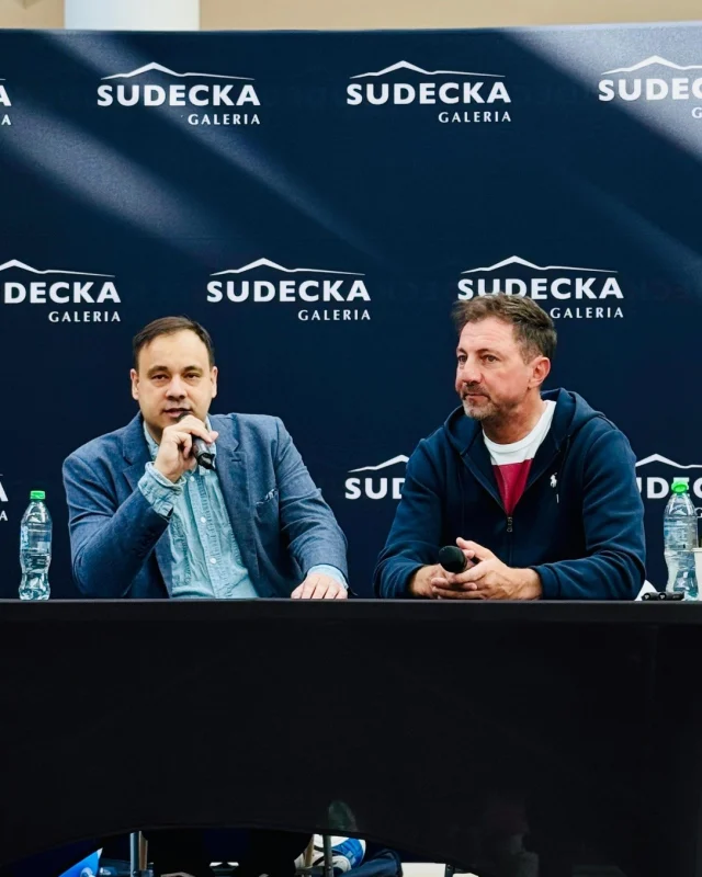 Tak było na dzisiejszym spotkaniu z Jerzym Dudkiem 🔥

Poznaliśmy kulisy kariery naszego gościa, była też sesja pytań Q&A od publiczności oraz quiz wiedzy piłkarskiej. Nie zabrakło wspólnych zdjęć i autografów.

Jak Wam się podobało? ⚽

#jeleniagora #wydarzeniajeleniagora #galeriasudecka #jerzydudek